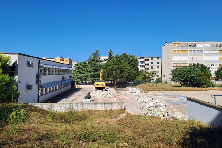 RADOVI NA ŠKOLSKOM IGRALIŠTU